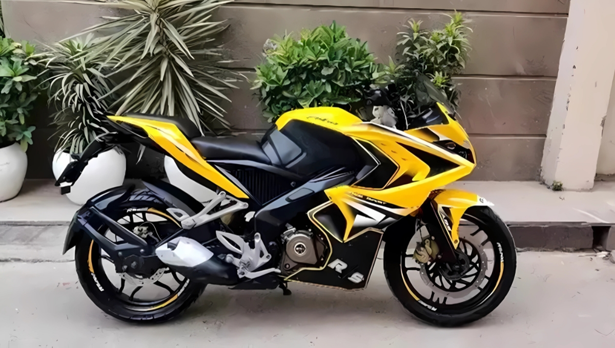 Bajaj Pulsar RS200: Rule the Roads with 35 kmpl Mileage and Thrilling Power at Rs1.72 Lakh