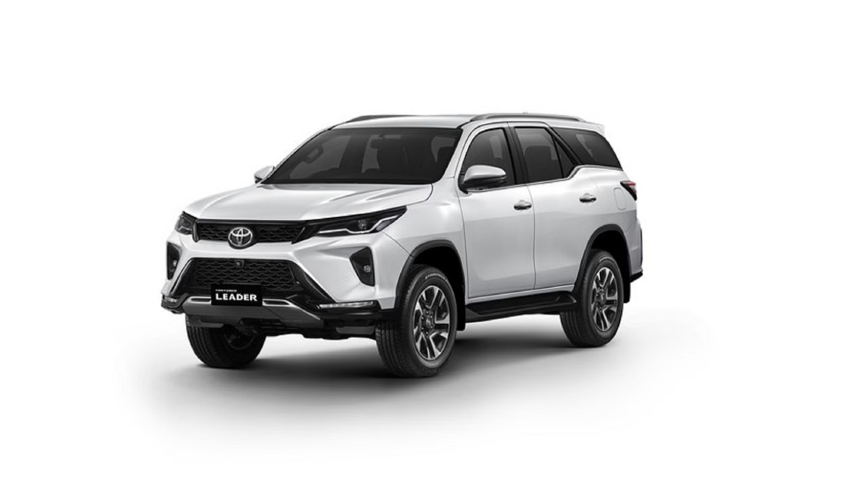  Toyota Fortuner Review: Bold Looks, Diesel Muscle And 14.2 kmpl Mileage, Starting at Rs 33.43 Lakh 